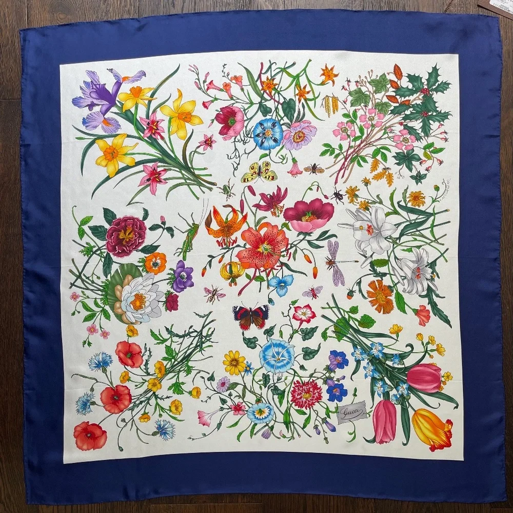New Authentic Gucci Scarf Flora V. Accornero Floral White Blue Border Silk Wrap